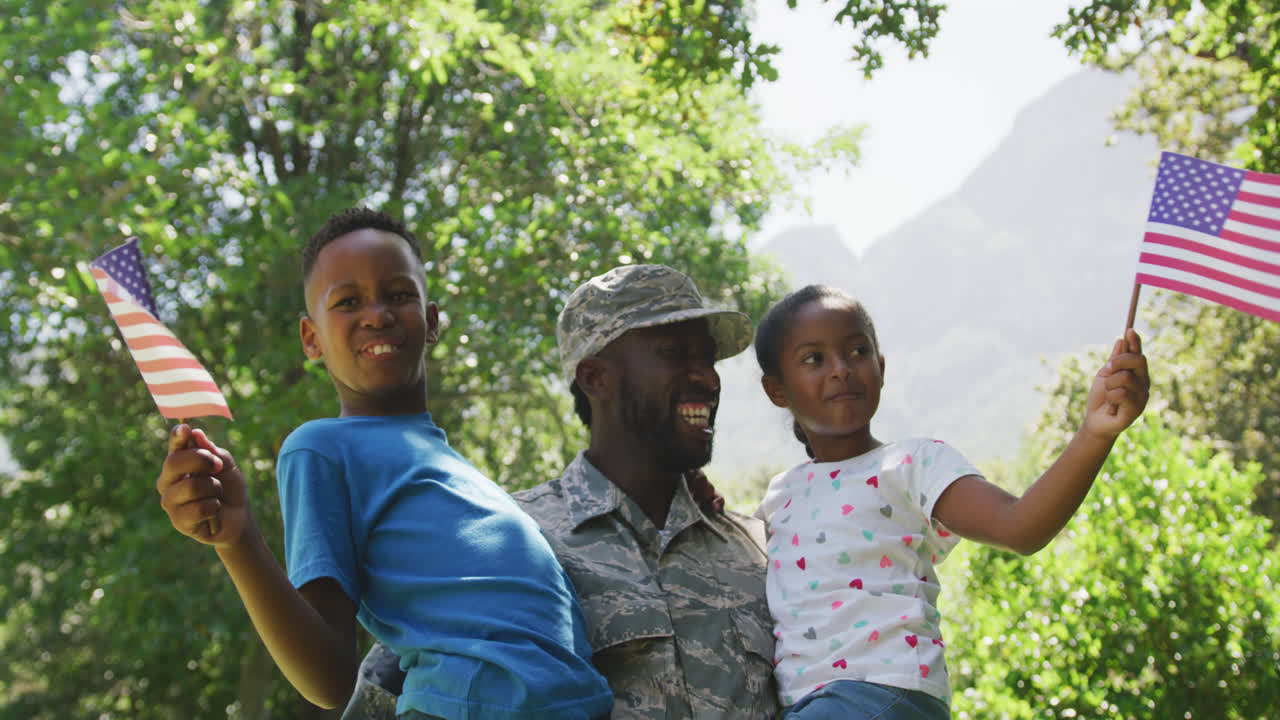 아버지가 아이들을 안아주고