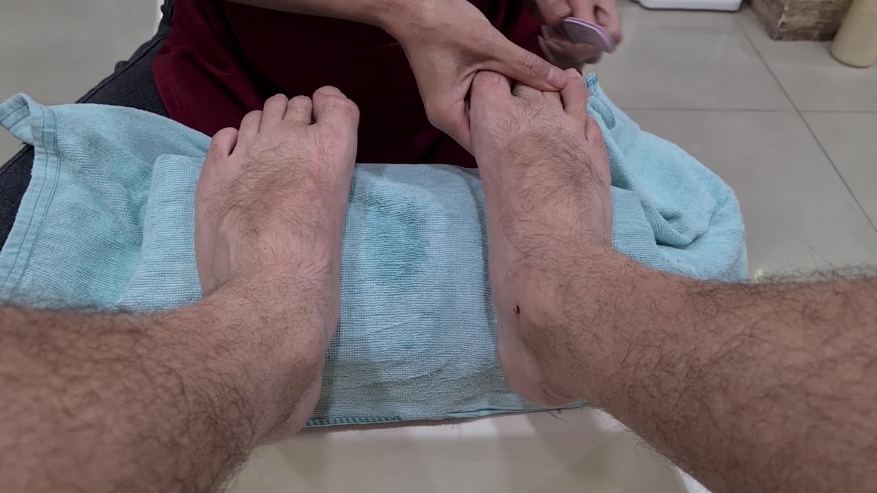 Klinikte bir kişinin törpü ile pedikür yaptığı erkek.