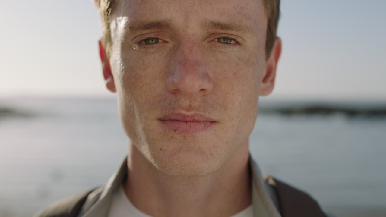 바가 배경 에 사려 깊은 생각 을 하고 있는 잘생긴 젊은 남자 의 근접 초상화