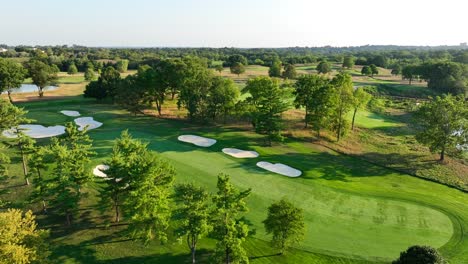 Grüner-Golfplatz-Im-Sommer