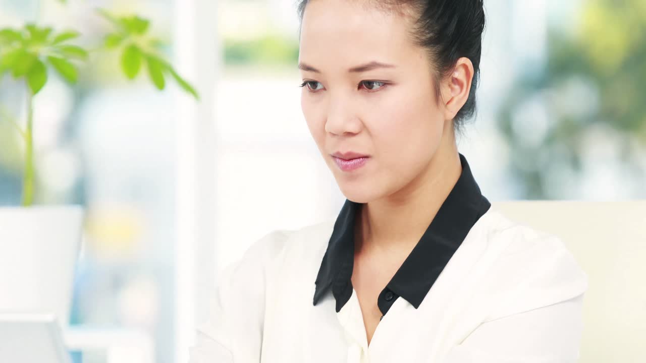 아시아의 사업가 여성이 노트북을 사용하고 있습니다.