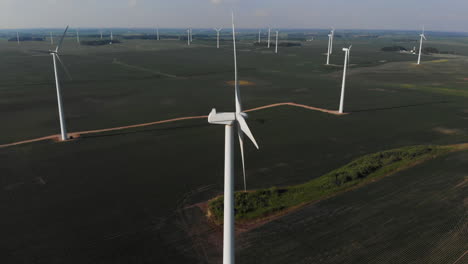 Drohne-Umkreist-Eine-Windmühle-In-Einem-Grünen-Bohnenfeld-Im-Mittleren-Westen