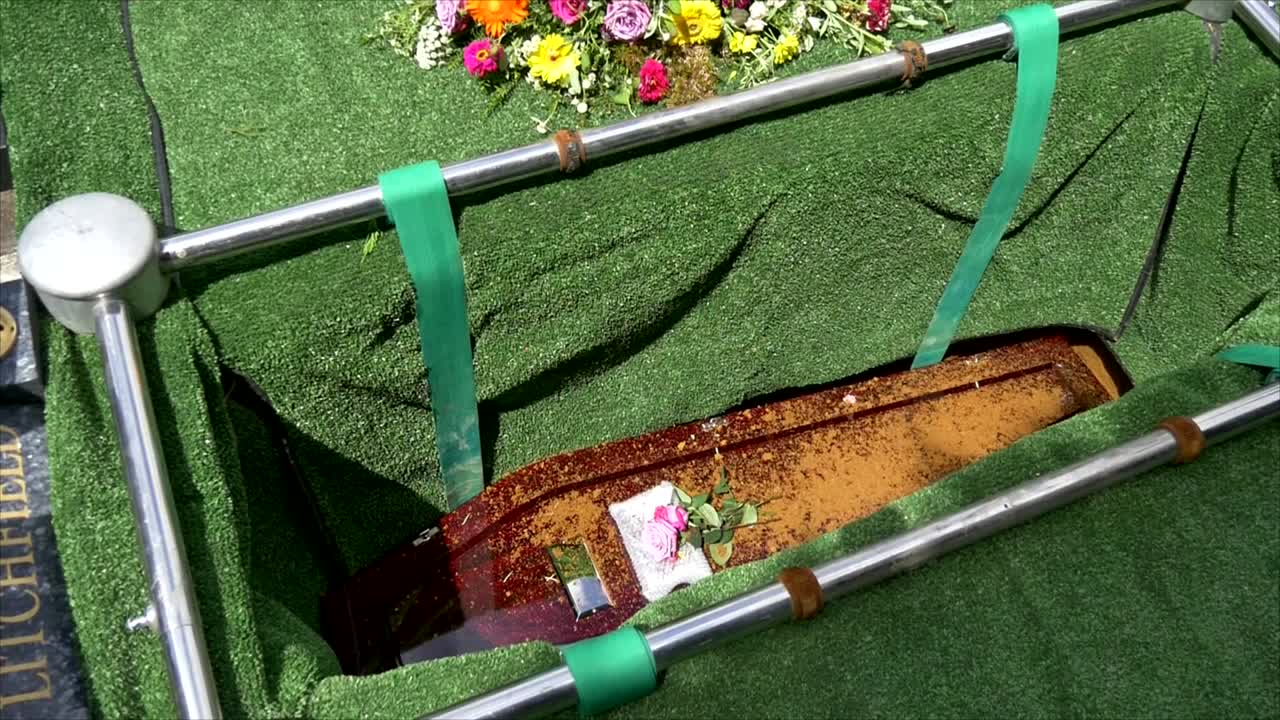 captura de pantalla de un ataúd funerario en un coche fúnebre o capilla o entierro en el cementerio