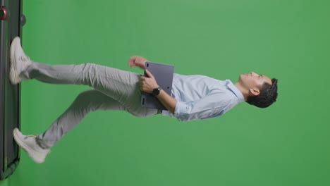 사이드 뷰: 태블릿을 들고 스튜디오에서 녹색 화면 배경에서 는 아시아 사업가의 전체 몸
