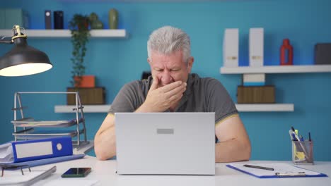 el hombre de la oficina tiene sensibilidad dental.