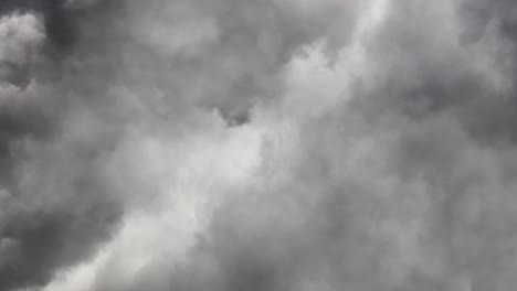 Mit-Gewitter-4k-In-Dunkle-Wolken-Fliegen