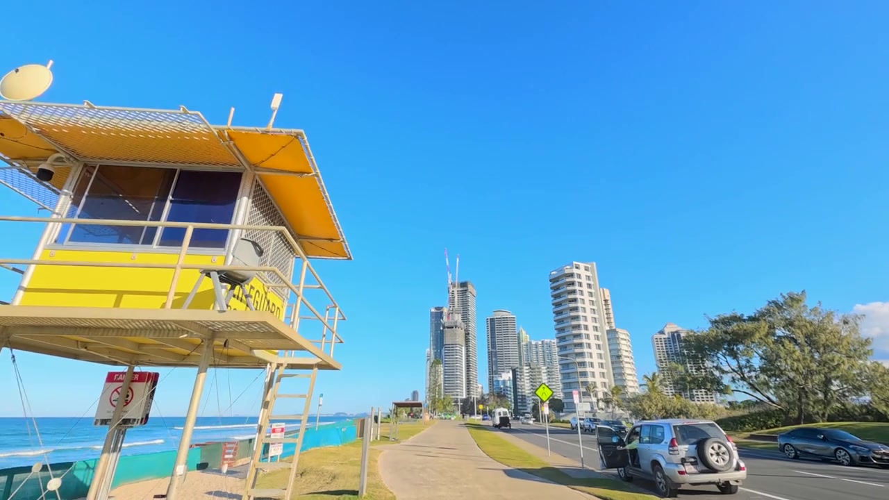 Vista em grande angular de arranha-céus costeiros e torre de salva-vidas em Surfers Paradise, Austrália.