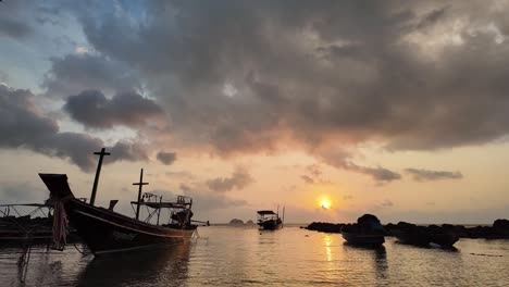 Sunset-seascape-with-longtail-boats-in-Koh-Samui,-Thailand