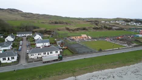 Luftaufnahme-Eines-LKWs,-Der-An-Bergen-Und-Strand-Vorbeifährt