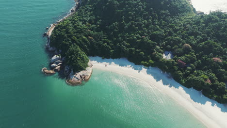 The-turquoise-waters-of-Campeche-Beach-in-Florianopolis,-Santa-Catarina,-Brazil