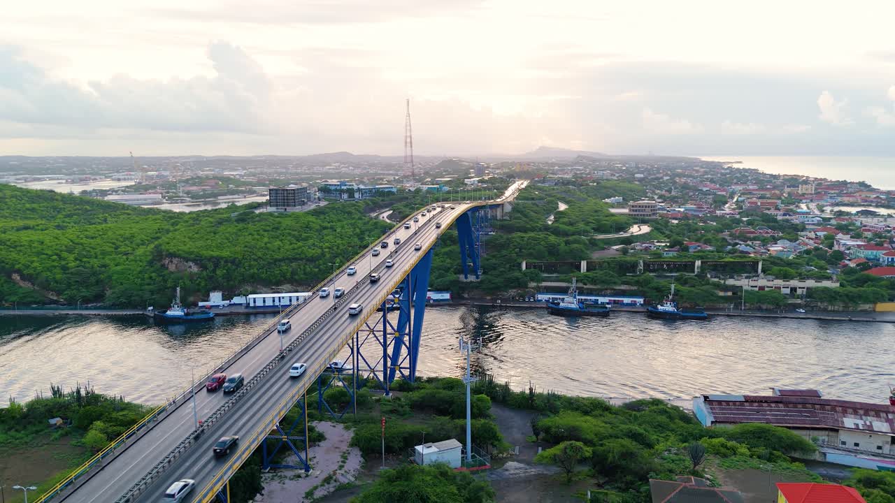 ⁇  줄리아나 다리, 윌렘스타드 쿠라소 주변의 공중 파랄락스 자동차와 보트가 통근하는 동안