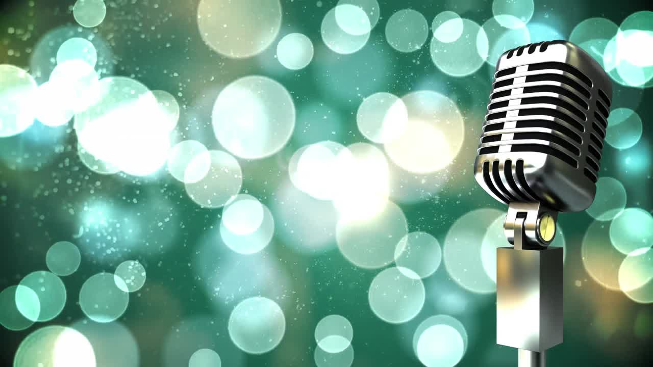 レトロ・メタリック・マイクが 青い背景の光の点に照らされています