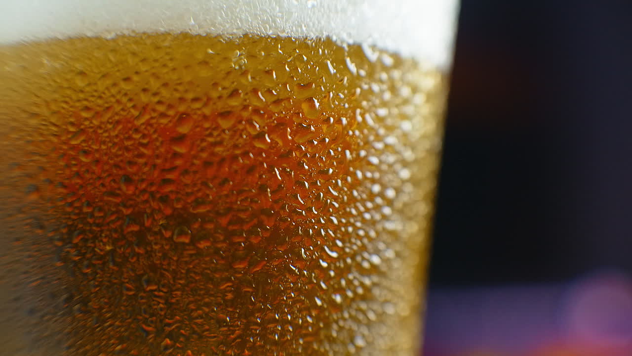 cerveza de cerca. pinta de cerveza de artesanía fría aislada en fondo negro mate rotación de 360 grados. vaso de cerveza con gotas de agua.