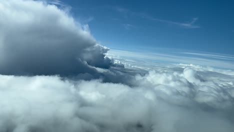 pov de un piloto durante un vuelo en tiempo real sobre un cielo tormentoso un montón de nubes