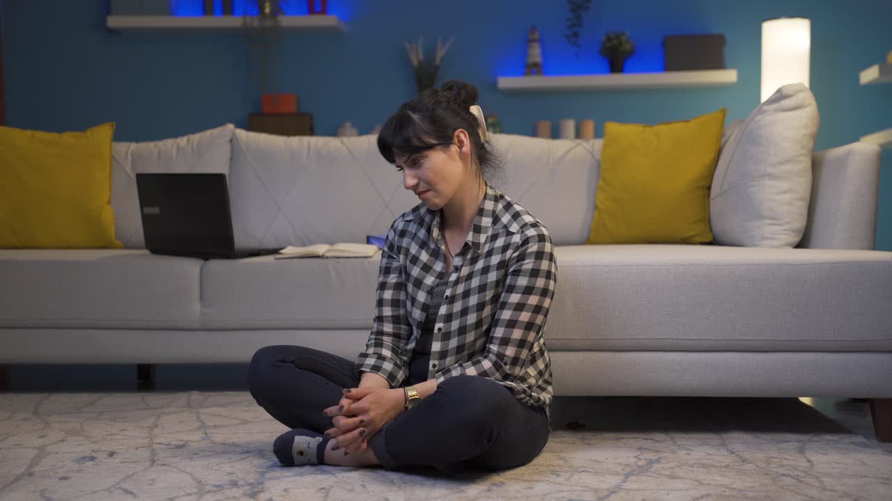 고민하는 여자.