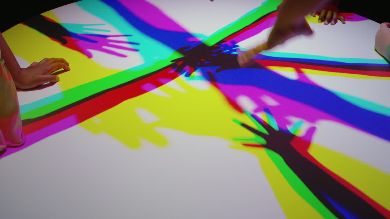 manos felices y coloridas celebrando la cultura del arco iris para la comunidad global celebración multicultural igualdad concepto de trabajo en equipo