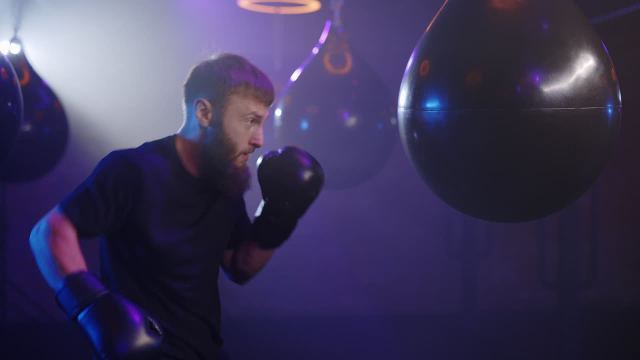 Sessione di allenamento di un uomo che fa boxe
