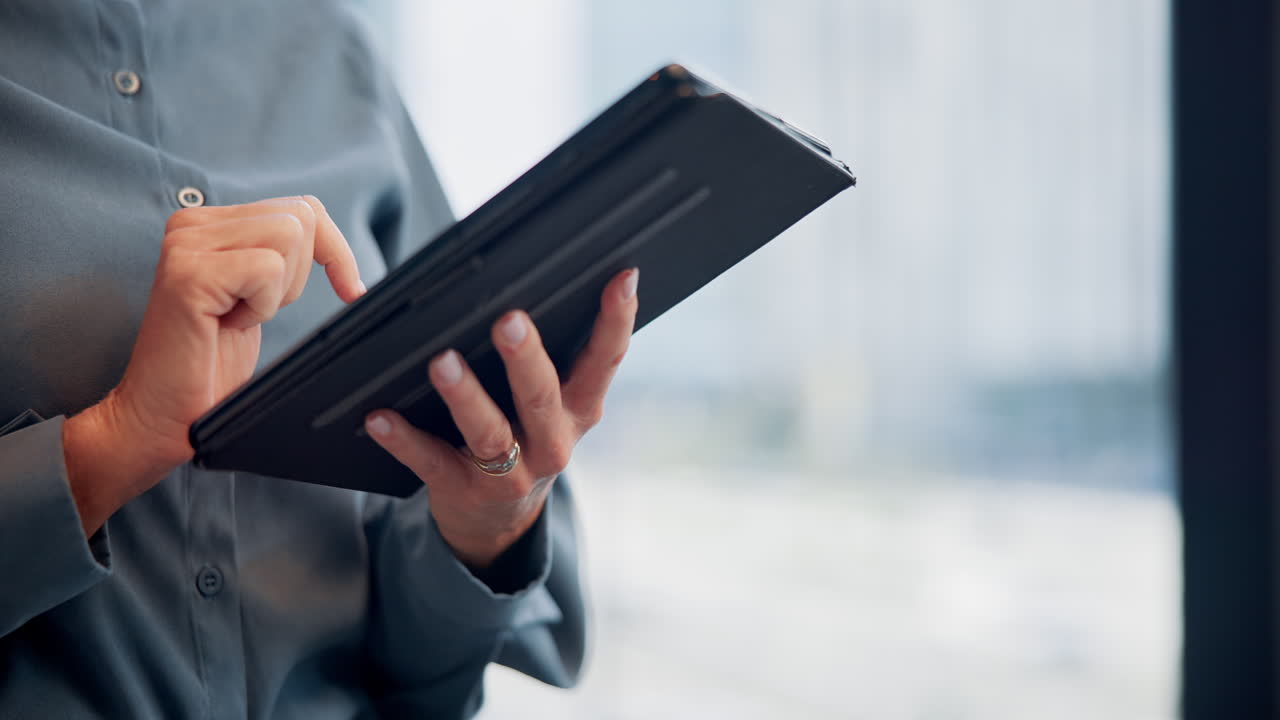 태블릿을 사용하는 여성