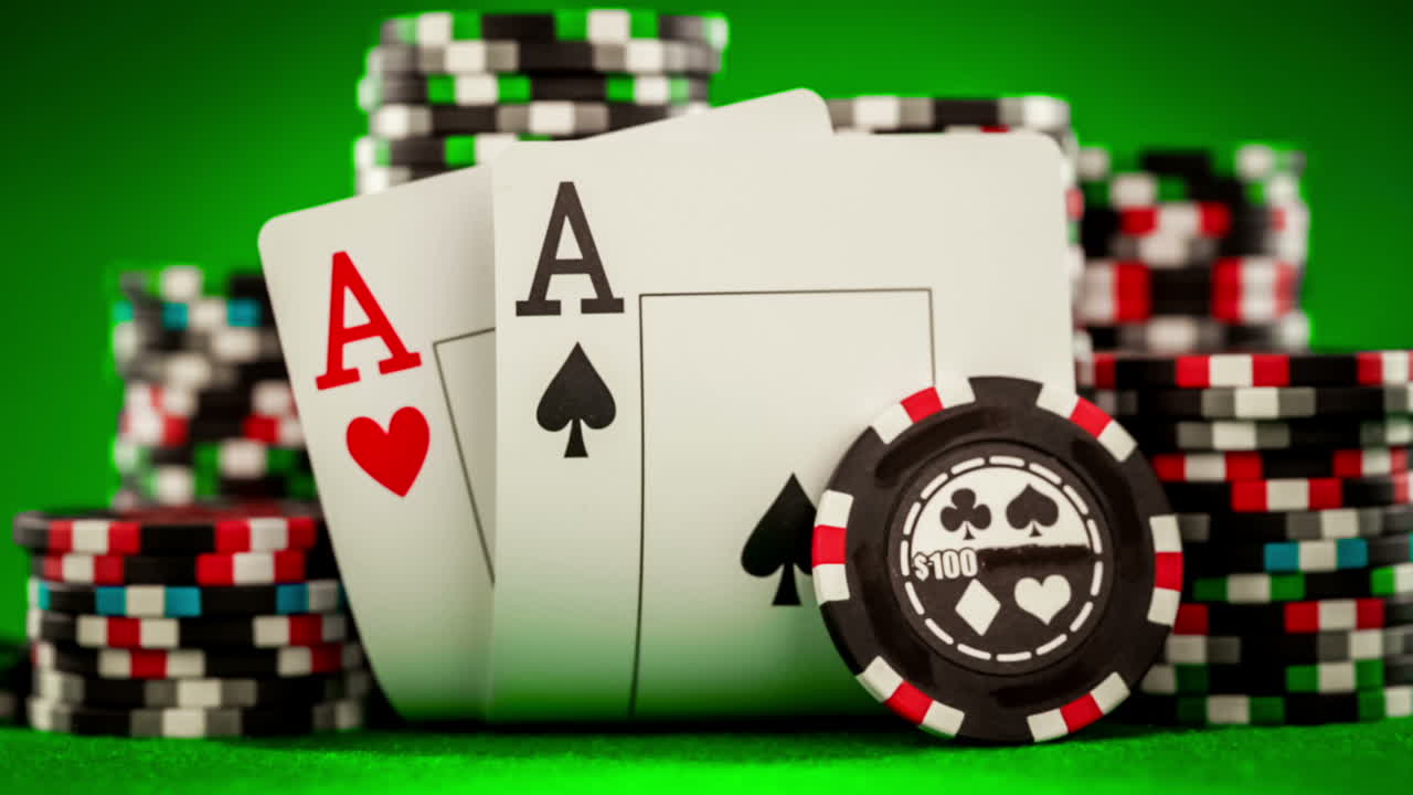 fichas de póquer y cartas de juego