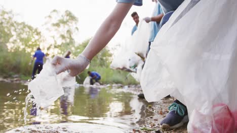 adultos voluntarios durante el día de limpieza del río