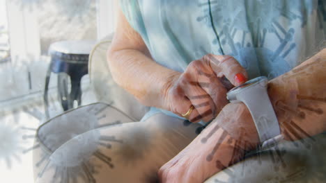 las células de covid-19 se mueven contra la mujer anciana que usa un reloj inteligente