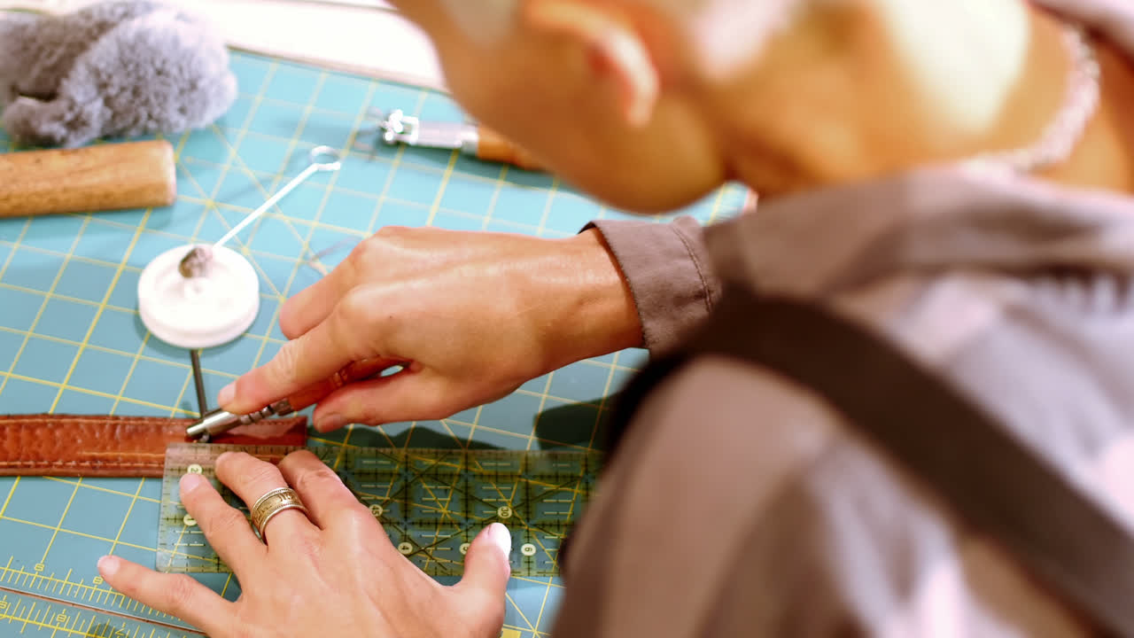 artesana atenta cortando cuero