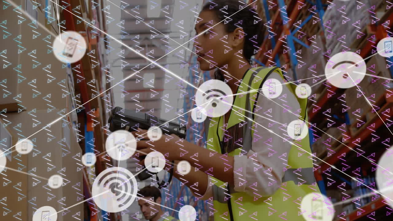 animación de la red de conexiones sobre filas de patrones móviles y mujer trabajando en el almacén