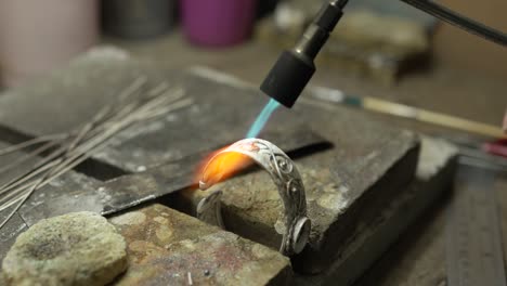 joyero en el trabajo en la joyería. escritorio para la fabricación de joyas artesanales con herramientas profesionales. vista de cerca de las herramientas. tailandia.