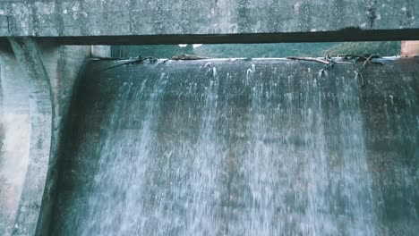 Mula-Dam-Lake-Dam-Sky-Reserve-Crossing-Falling-Water-with-a-big-mountains-in-background,-in-Portugal