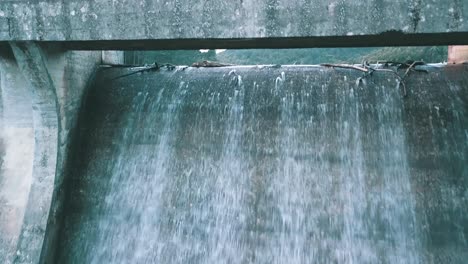 reserva del cielo de la presa del lago de la presa de mula cruzando el agua que cae con grandes montañas en el fondo, en portugal