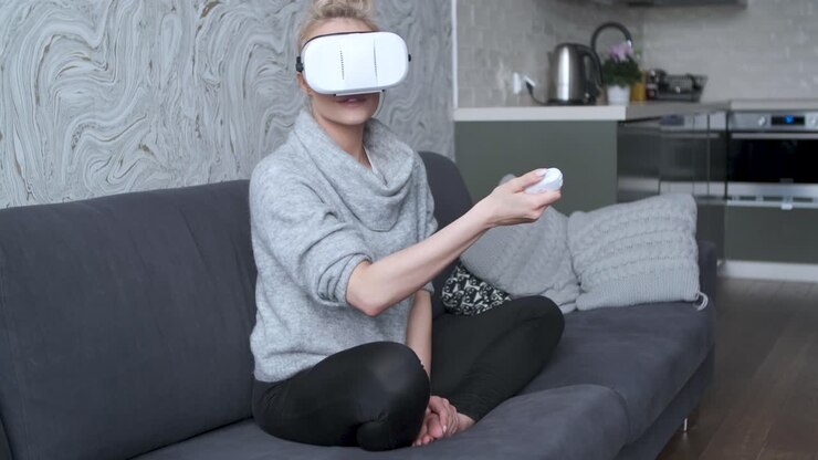 Giovane donna che guarda video o gioca con gli occhiali VR in testa