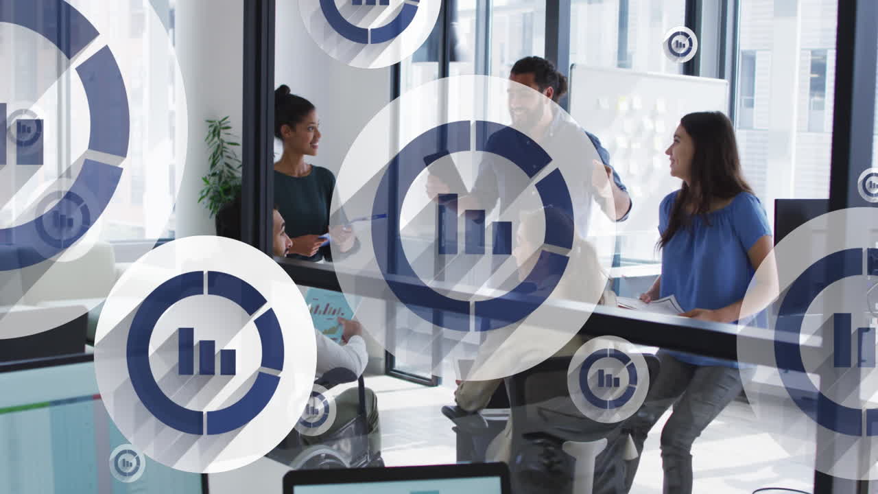 animazione di una rete di connessioni con icone su diversi uomini d'affari che utilizzano tablet