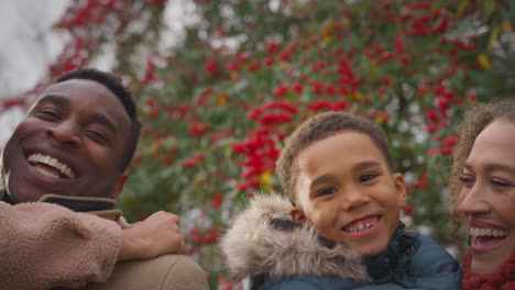 kamera-tracks entlang der gesichter von familien, die sich beim winterspaziergang auf dem land amüsieren - in slowmotion gedreht