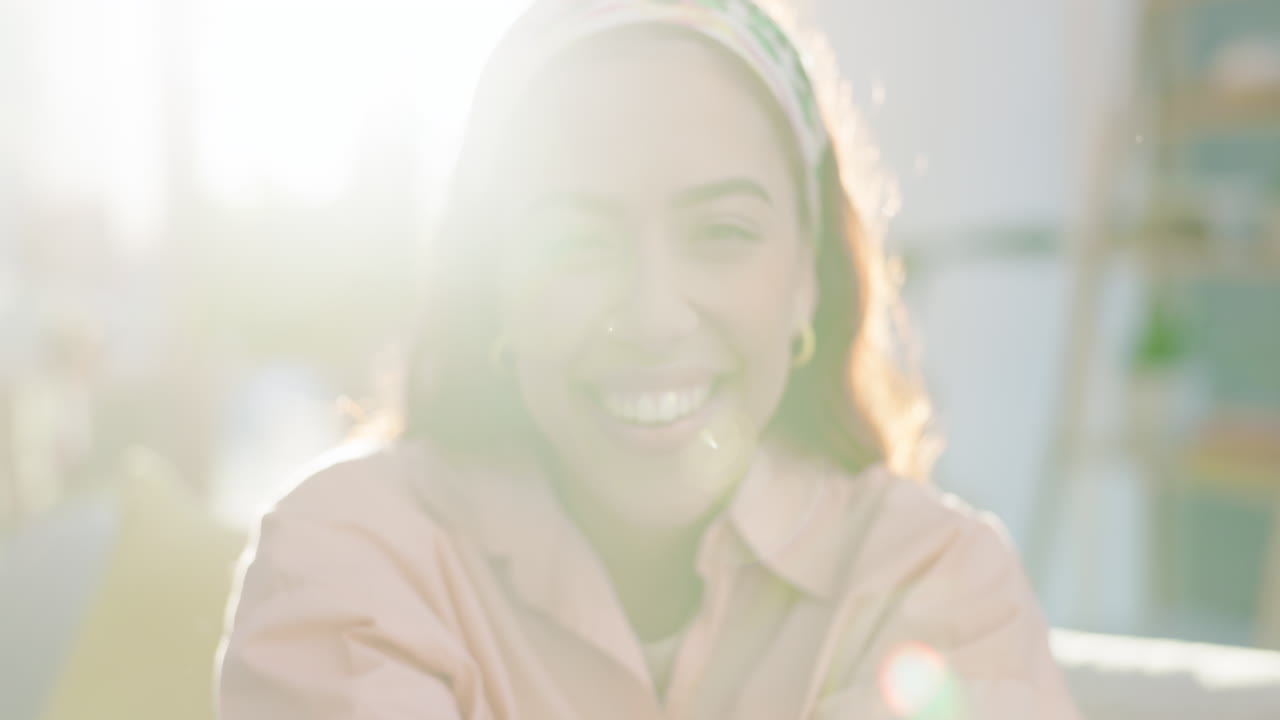 웃고, 얼굴과 집 소파에 있는 여자