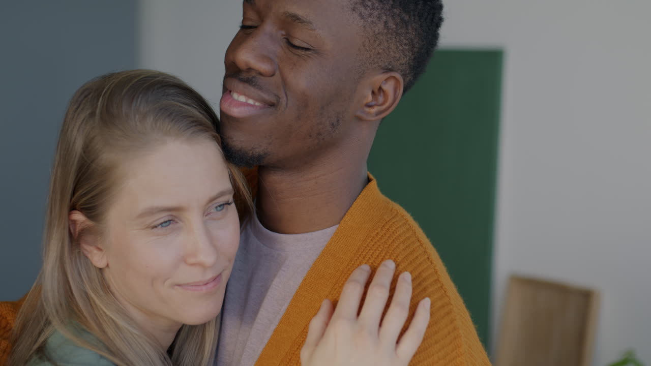 pareja en un abrazo afectuoso