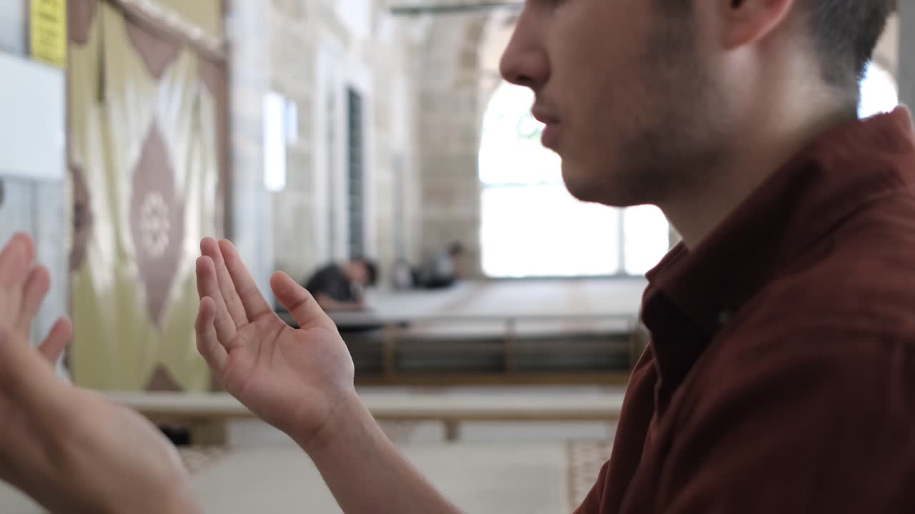 가까운 장면 기도하는 남자