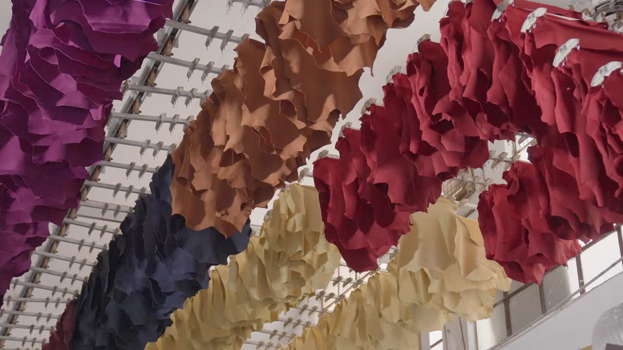 산업용 가죽 생산 공장에서 가죽을 이동하는 자동화 된 건조 랙