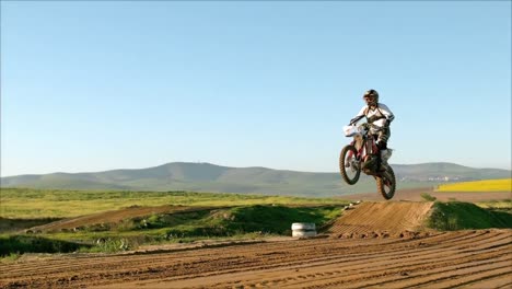 Hombre-Montando-Una-Bicicleta-De-Cross-A-Motor