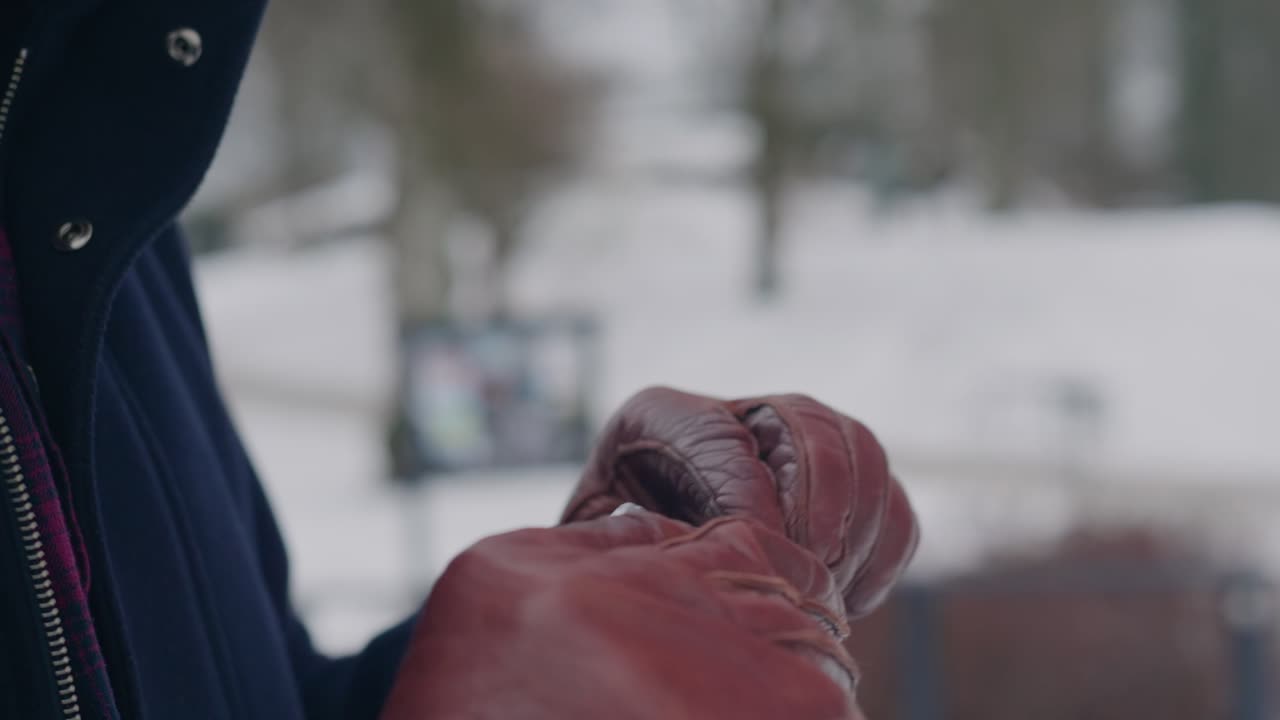hombre apretando con la mano un alineador transparente flexible para la regulación de los dientes, de mano de cerca