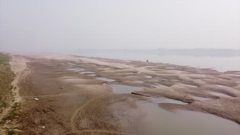 orilla del río gange en uttar prades
