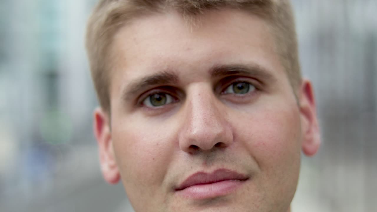 un joven serio mirando a la cámara