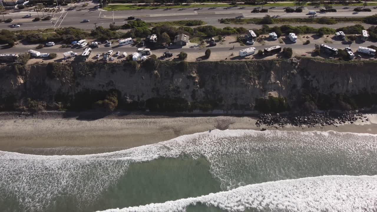 una impresionante toma aérea estática de drones de la costa y la playa, playa estatal de carlsbad - california