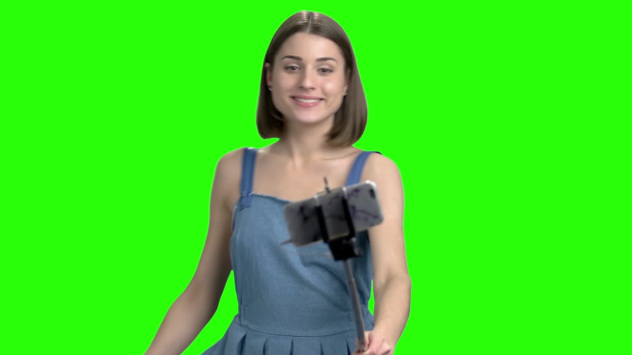 Retrato de una adolescente haciéndose un selfie.