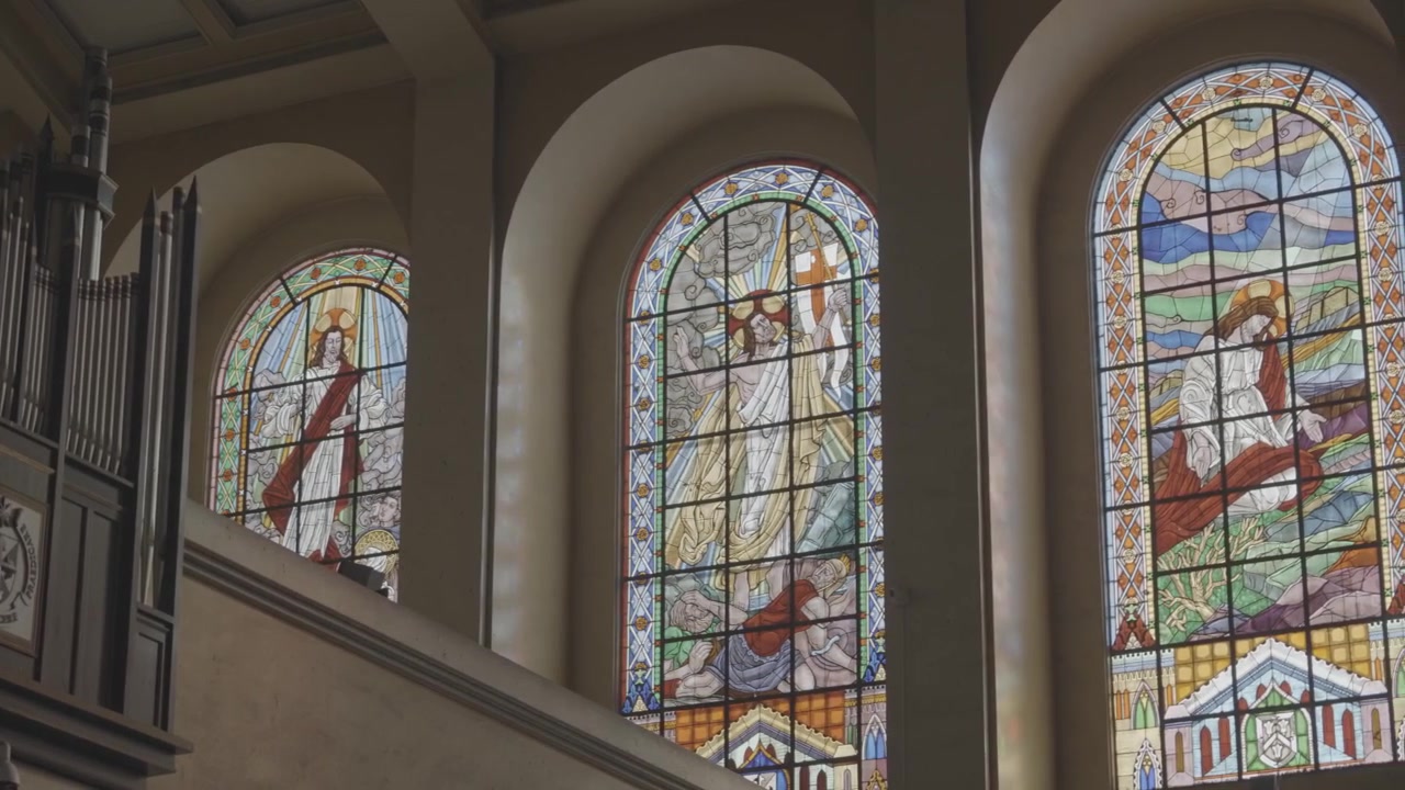 Ripresa interna media 4K S-Log della Chiesa di Santo Domingo a Quezon City, Filippine, che evidenzia la navata, l'area dell'altare e la dettagliata architettura della chiesa cattolica in un'atmosfera pacifica.