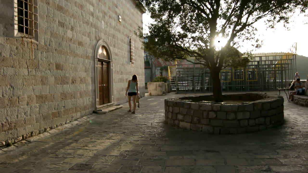 옛 마을 광장에서 고 있는 여자