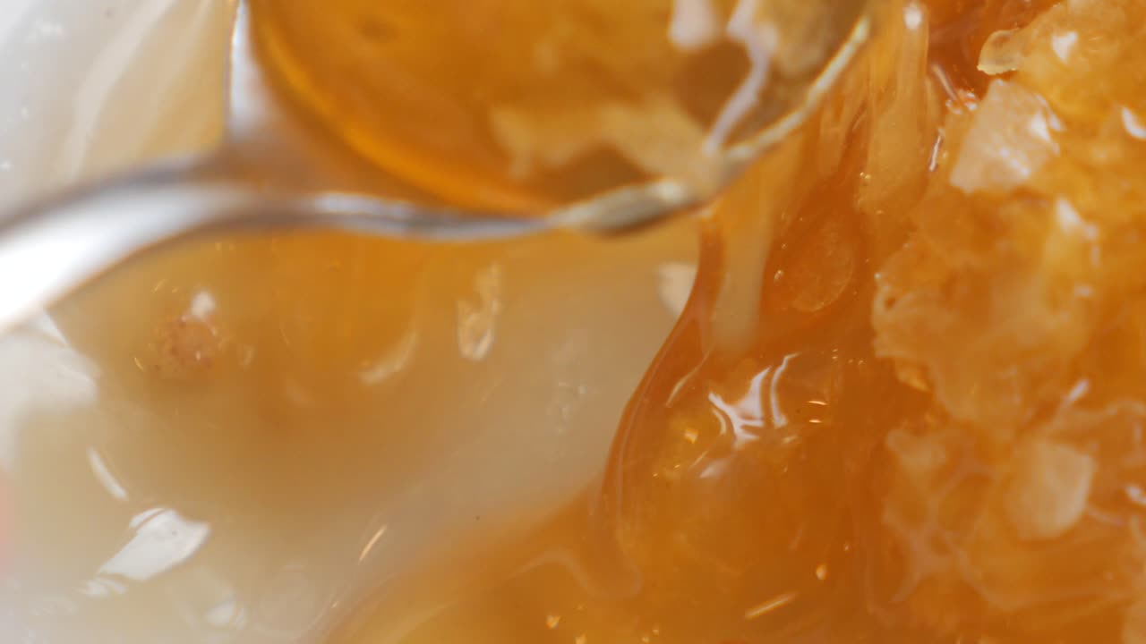 蜂蜜と蜂の巣の近くから