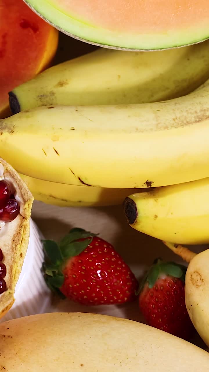 variedad de frutas expuestas sobre un fondo blanco