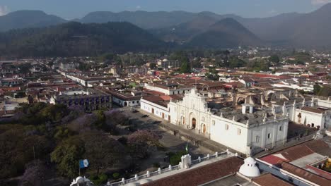árboles de jacaranda en un parque cerca de la catedral de san josé en antigua guatemala