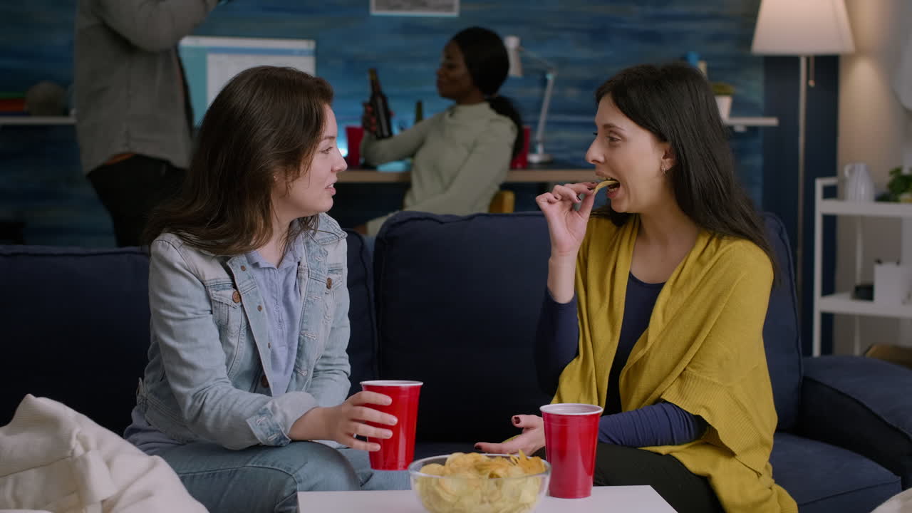 vista frontal de un hombre saludando a sus amigos multiculturales antes de volver a casa por la noche
