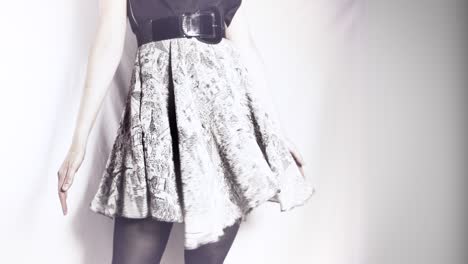 mujer en vestido vintage balanceándose al video musical